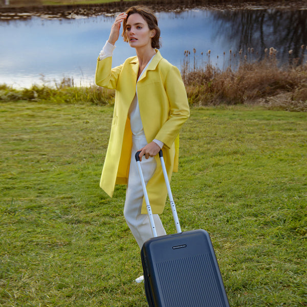 Sympatico Sleek, stylish, strong and lightweight, our collection

of hardside luggage boasts the world’s only

CX™ compression-expansion technology.  