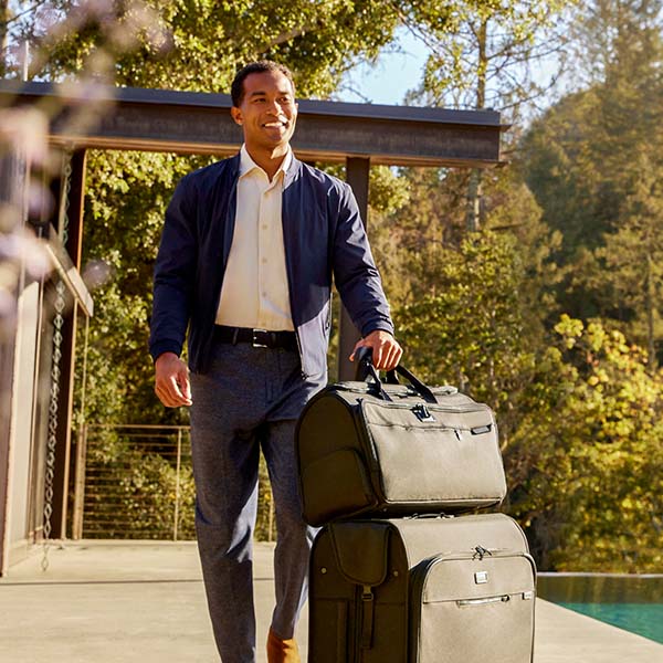 Garment Bags GARMENT BAG LUGGAGE  Versatile, lightweight luggage that keeps 
your belongings tidy and your travel stress-free.